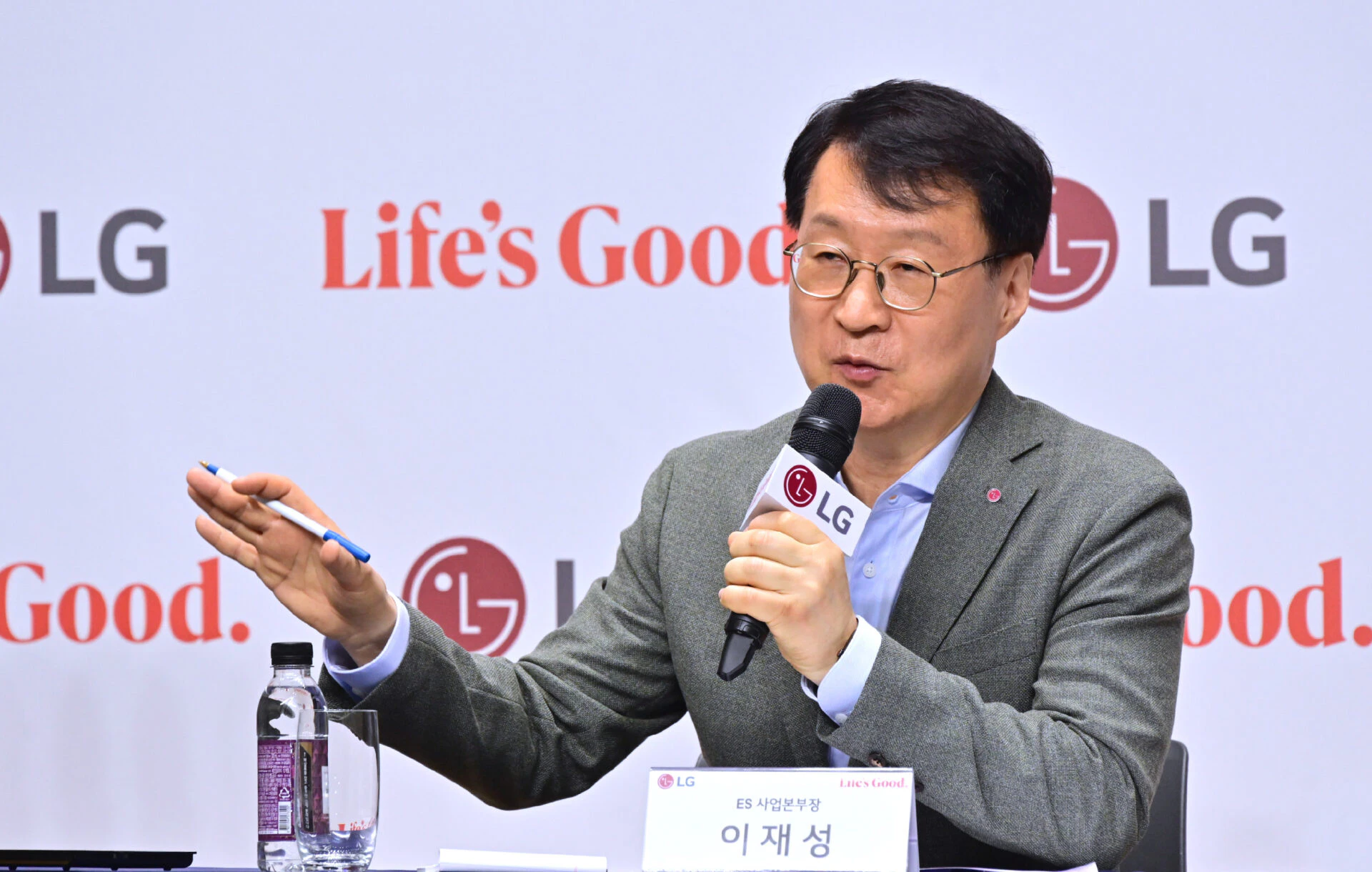 LG전자 ES사업본부장 이재성 부사장이 8일 마곡 LG사이언스파크에서 열린 기자간담회에서 HVAC(냉난방공조) 사업 전략방향과 AI 데이터센터향 솔루션 등을 소개하고 있다.