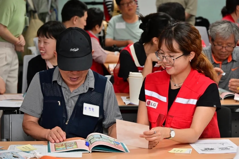 LG전자 임직원들이 쉽고 안전한 가전제품 사용법을 알려주는 '쉬운 가전 프로젝트' 활동을 진행했다.