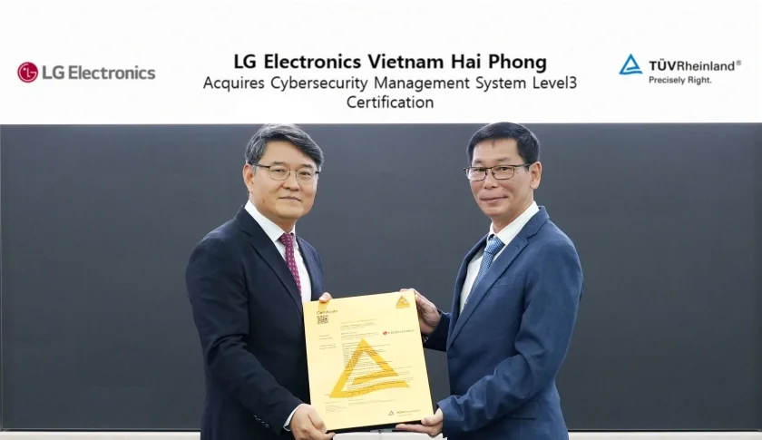 LG전자 베트남 하이퐁 생산법인에서 열린 사이버보안 관리체계 레벨3 인증서 수여식에서 기념 촬영을 하고 있다.