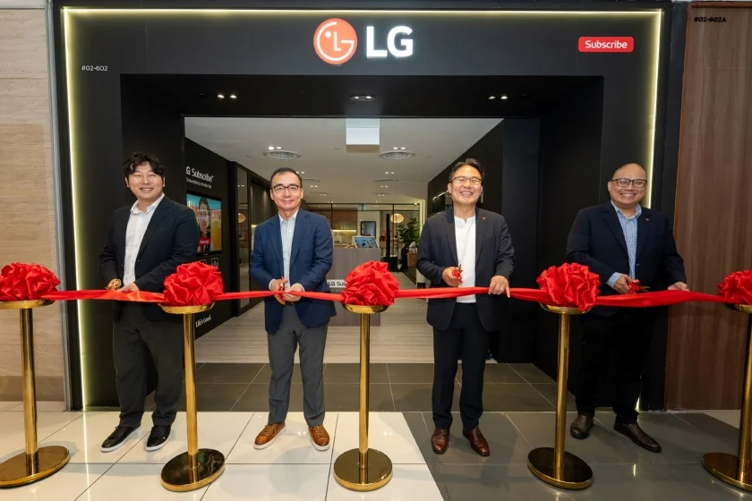 LG전자 관계자들이 싱가포르 구독 전용 브랜드샵 오픈을 기념하고 있다.