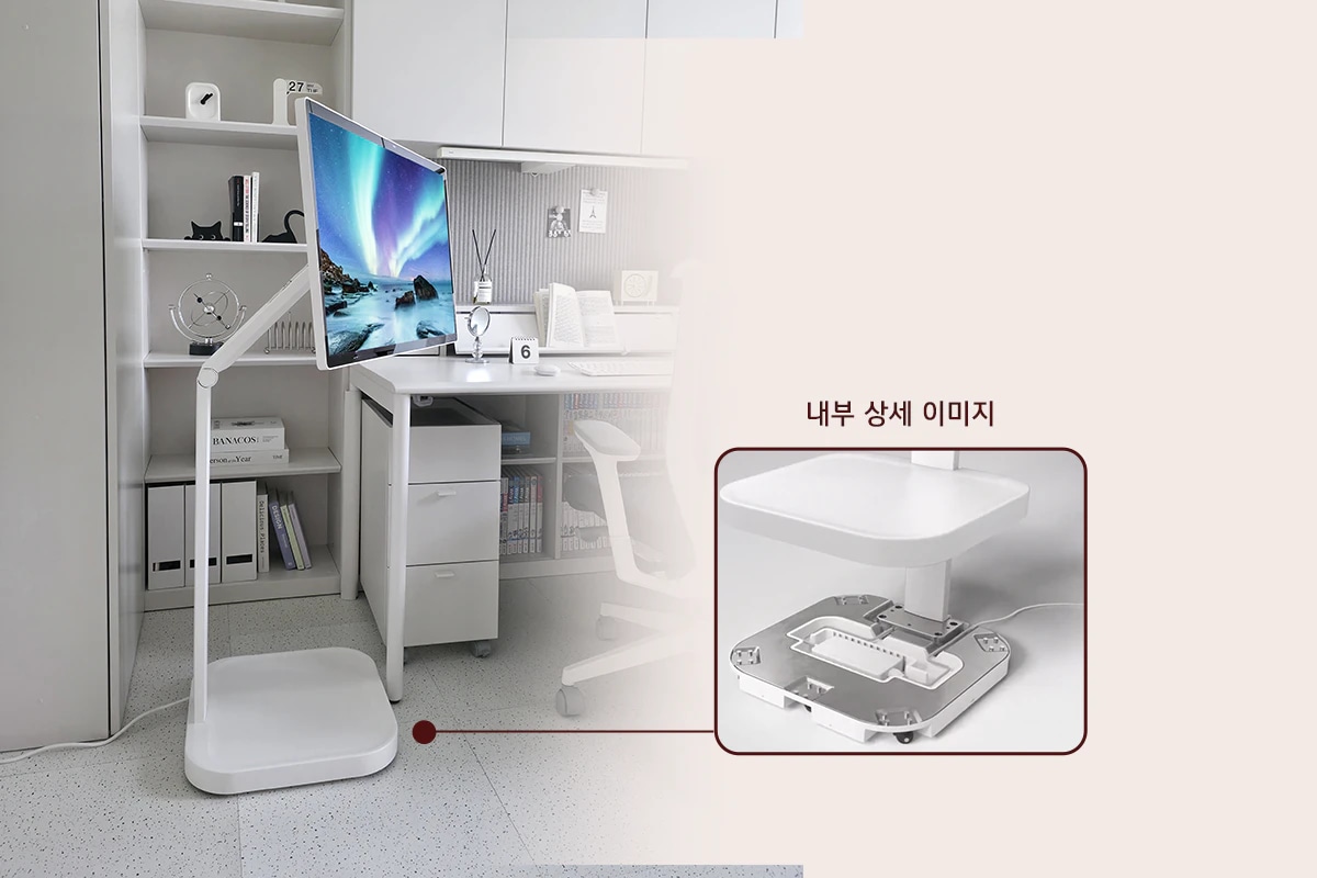 밝은 톤의 책상 옆에 이동식 모니터가 있는 장면이다. 오른쪽에는 제품 내부 구조를 보여주는 작은 '내부 상세 이미지'가 삽입되어 있고, 바닥에 전선이 연결되어 있다.