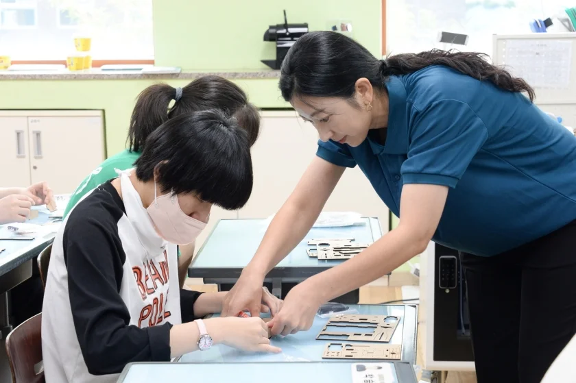 LG전자는 사립특수학교 ‘다니엘학교’에서 장애 아동·청소년들을 대상으로 전자제품 발명 및 접근성 주제의 체험 교육을 진행했다.