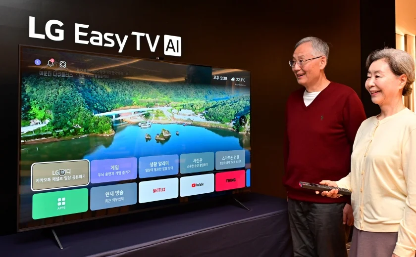 이지 TV는 홈 화면을 시니어 특화 기능 5개와 즐겨 찾는 앱(App) 중심으로 단순화했다.