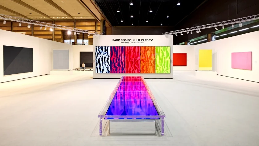 프리즈 서울 2025가 진행되는 서울 코엑스에 마련된 'LG OLED TV 라운지' 전시장 입구 전경.