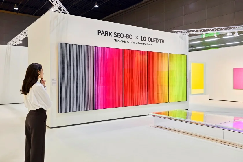 'LG OLED TV 라운지' 중앙에 97형 LG 올레드 TV 8대로 구현한 故 박서보 화백의 '묘법(描法)' 연작 미디어아트 메인 전시존.