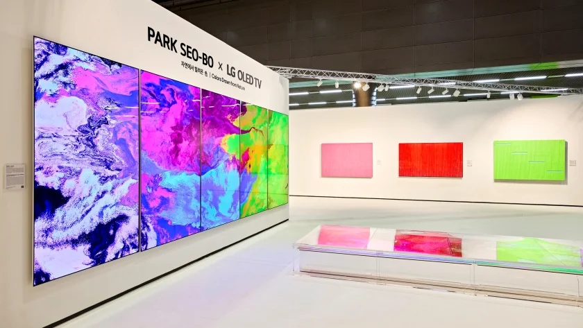 'LG OLED TV 라운지' 중앙에 97형 LG 올레드 TV 8대로 구현한 故 박서보 화백의 '묘법(描法)' 연작 미디어아트 메인 전시존.