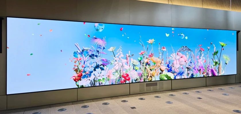 남관 입구에 가로 9m·세로 2.02m로 설치된 초고화질 마이크로 LED 사이니지 LG매그니트.