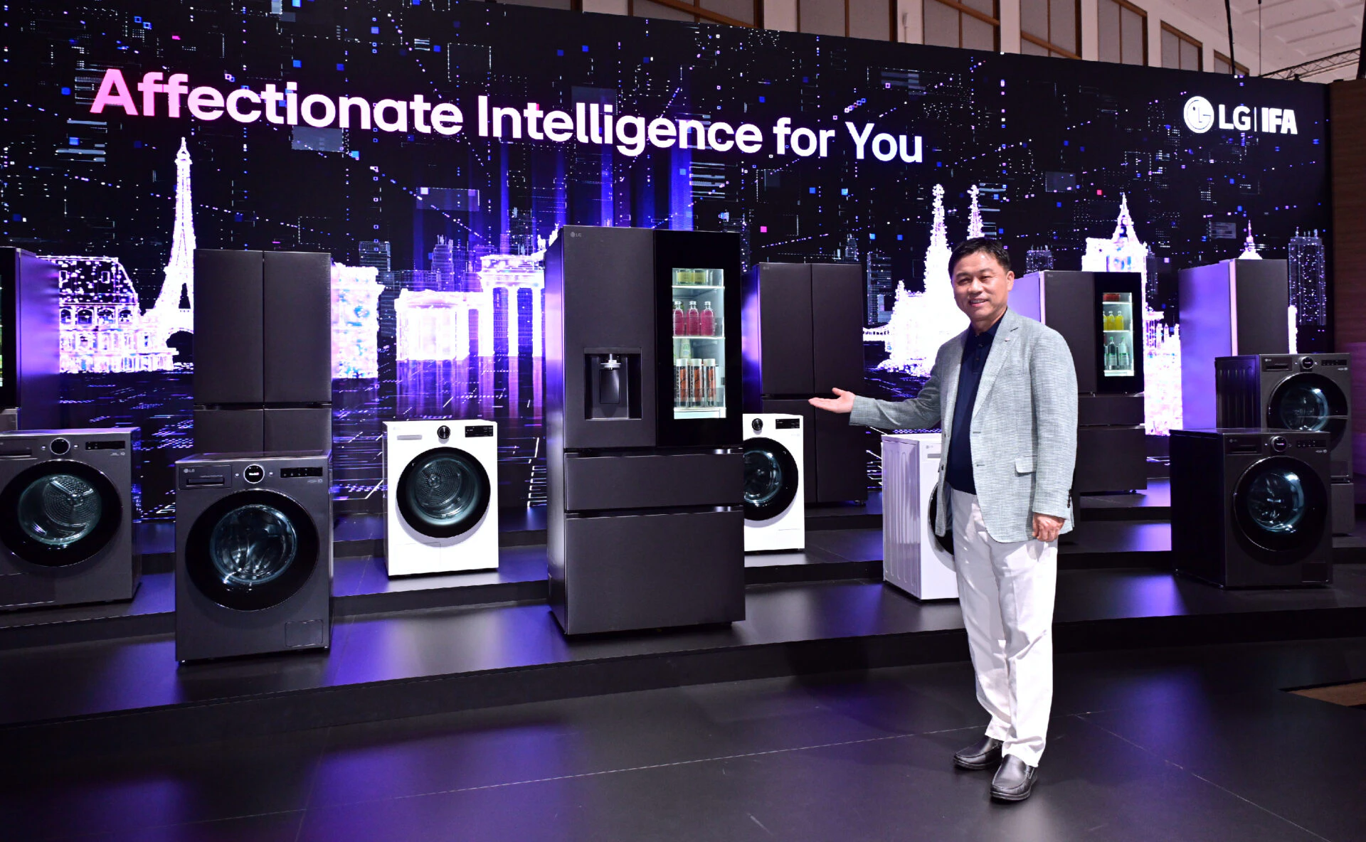LG전자 류재철 HS사업본부장이 IFA 2025 LG전자 부스에서 'LG AI홈'을 설명하고 있다.