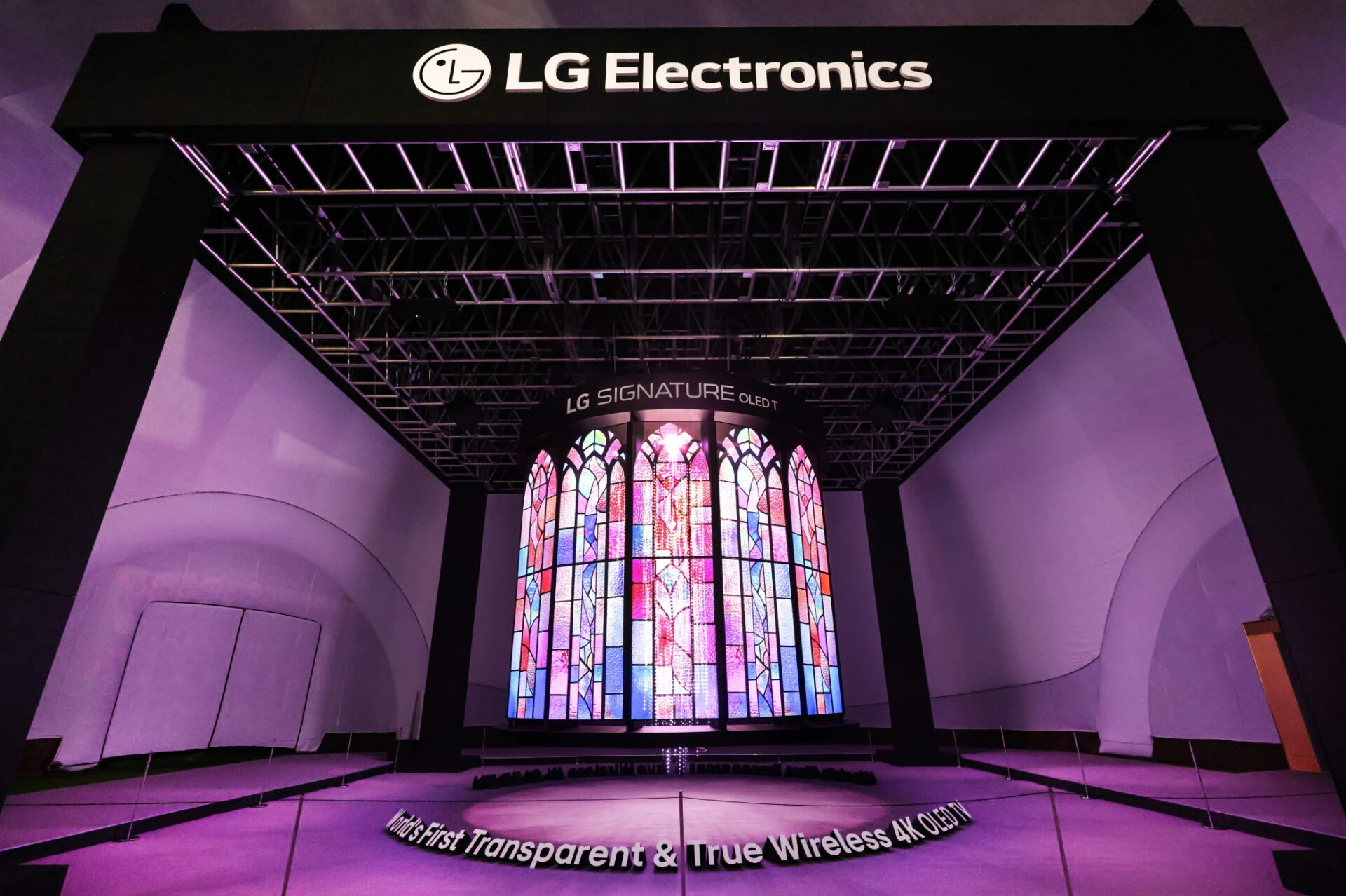 현존하는 가장 진화한 TV 기술을 집약한 세계 최초의 무선∙투명 TV 'LG 시그니처 올레드 T' 28대로 구성한 초대형 샹들리에의 모습