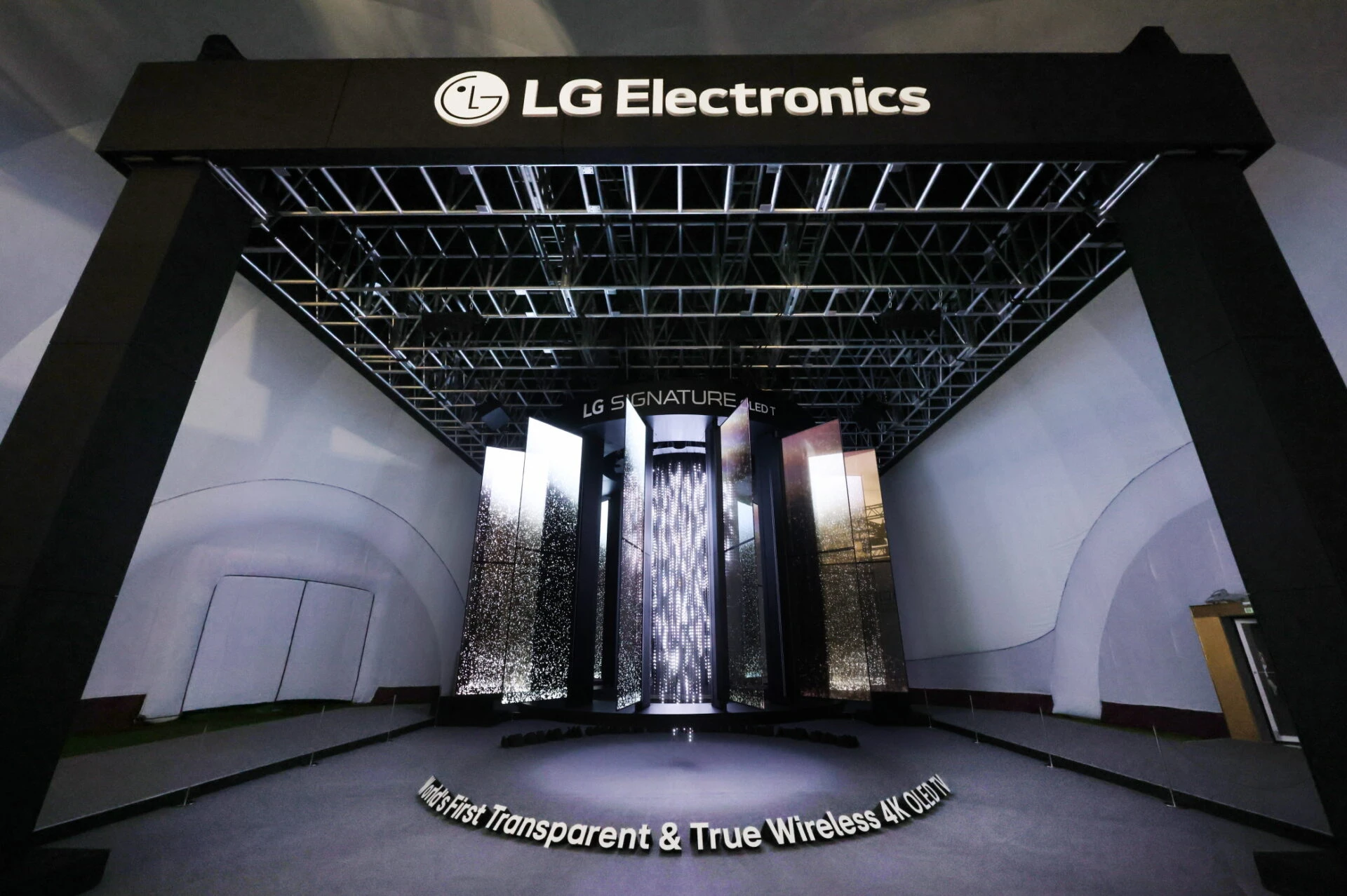 현존하는 가장 진화한 TV 기술을 집약한 세계 최초의 무선∙투명 TV 'LG 시그니처 올레드 T' 28대로 구성한 초대형 샹들리에의 모습