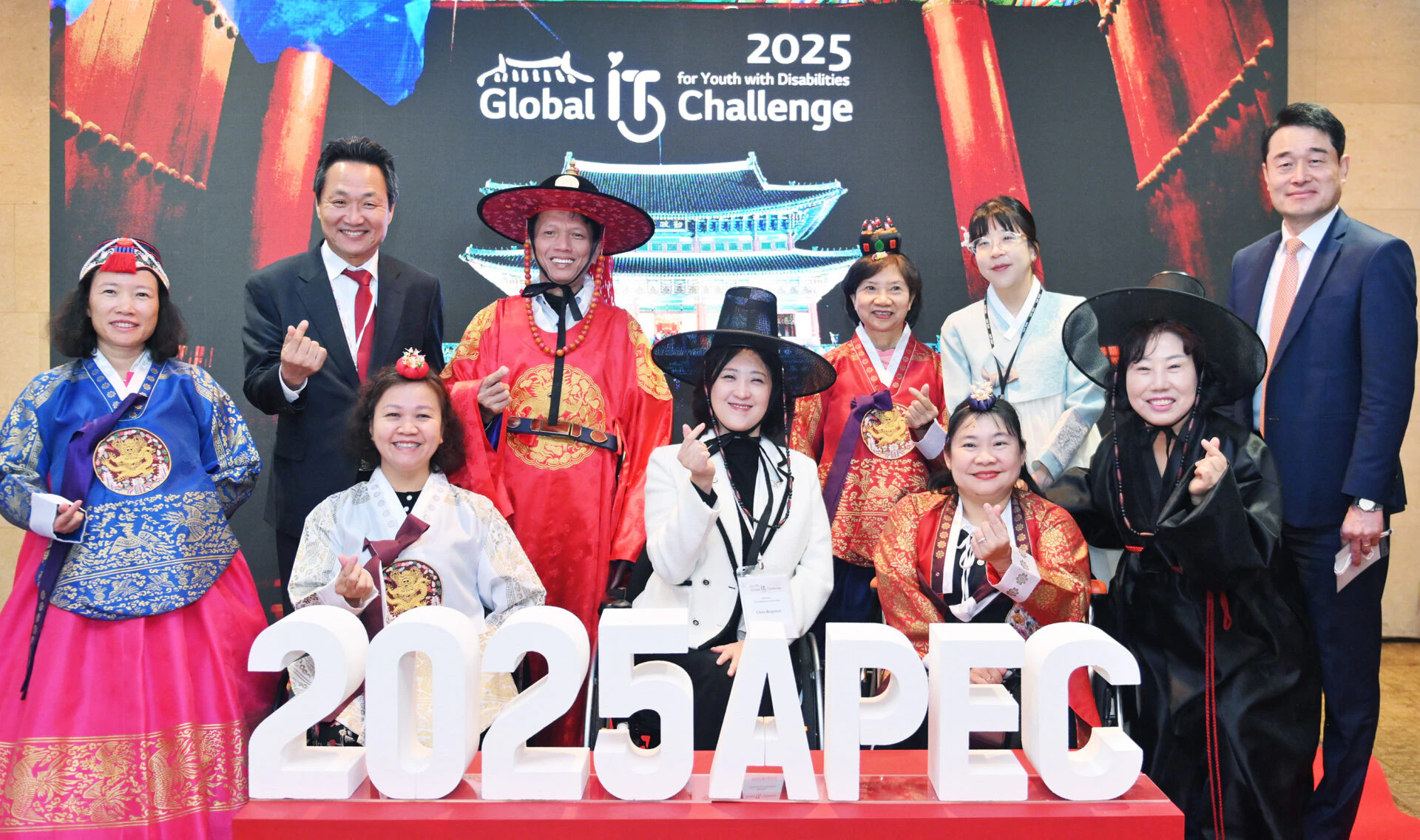 '2025 글로벌장애청소년IT챌린지' 참가자들이 한복 착용 등 한국 문화를 체험하고 교류하는 모습.