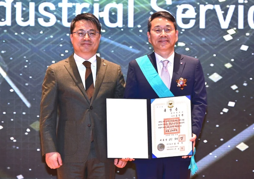 조주완 CEO가 이날 시상자로 나선 문신학 산업통상부 차관(사진 왼쪽)과 함께 기념 촬영을 하고 있다.
