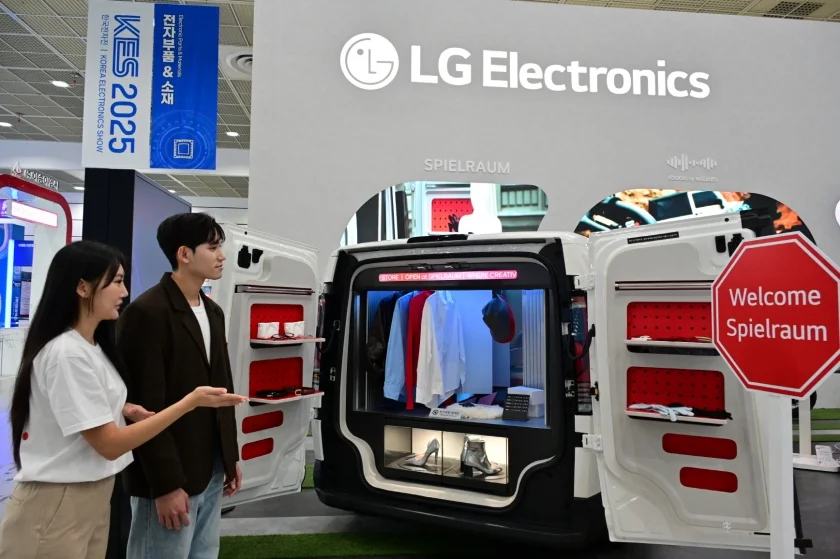 관람객들이 LG전자 부스에 마련된 '슈필라움(Spielraum)'에서 AI 홈 허브 'LG 씽큐 온'을 접목한 모빌리티 공간 솔루션을 경험하고 있다.