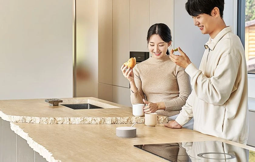 LG전자가 AI 홈 허브 ‘LG 씽큐 온(ThinQ ON)’을 국내 시장에 본격 출시한다. 고객이 일상 언어로 대화하면 맥락과 공간을 이해해 연동된 가전과 IoT 기기를 제어하고 서비스까지 연결하는 'LG 씽큐 온'을 체험하는 모습.