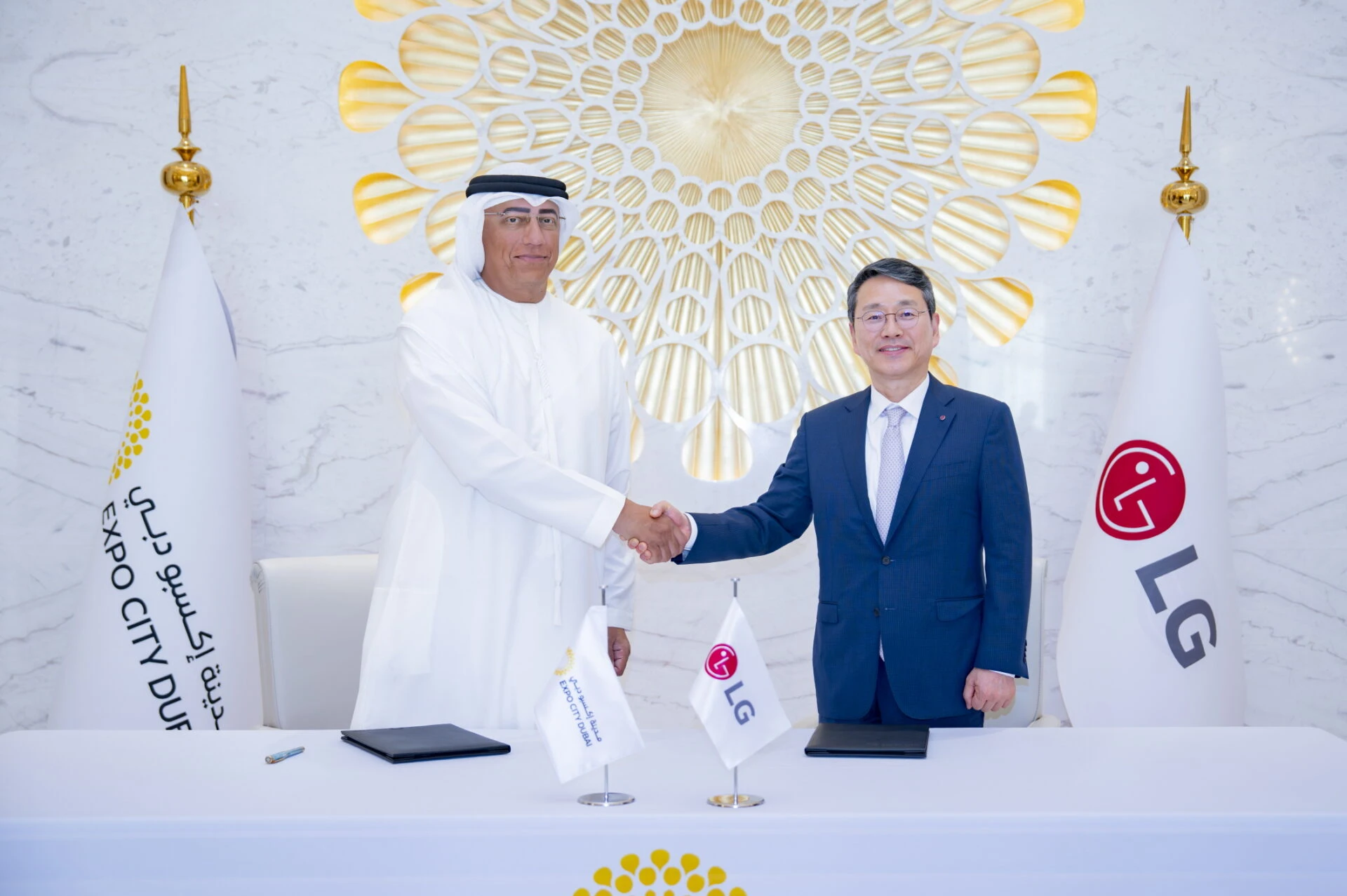 지난 19일 UAE 두바이에서 엑스포시티 두바이 아흐메드 알 카티브(Ahmed Al Khatib) 개발 및 공급 책임자(왼쪽)와 LG전자 조주완 CEO가 ‘스마트시티 건설을 위한 전략적 파트너십’을 맺었다.