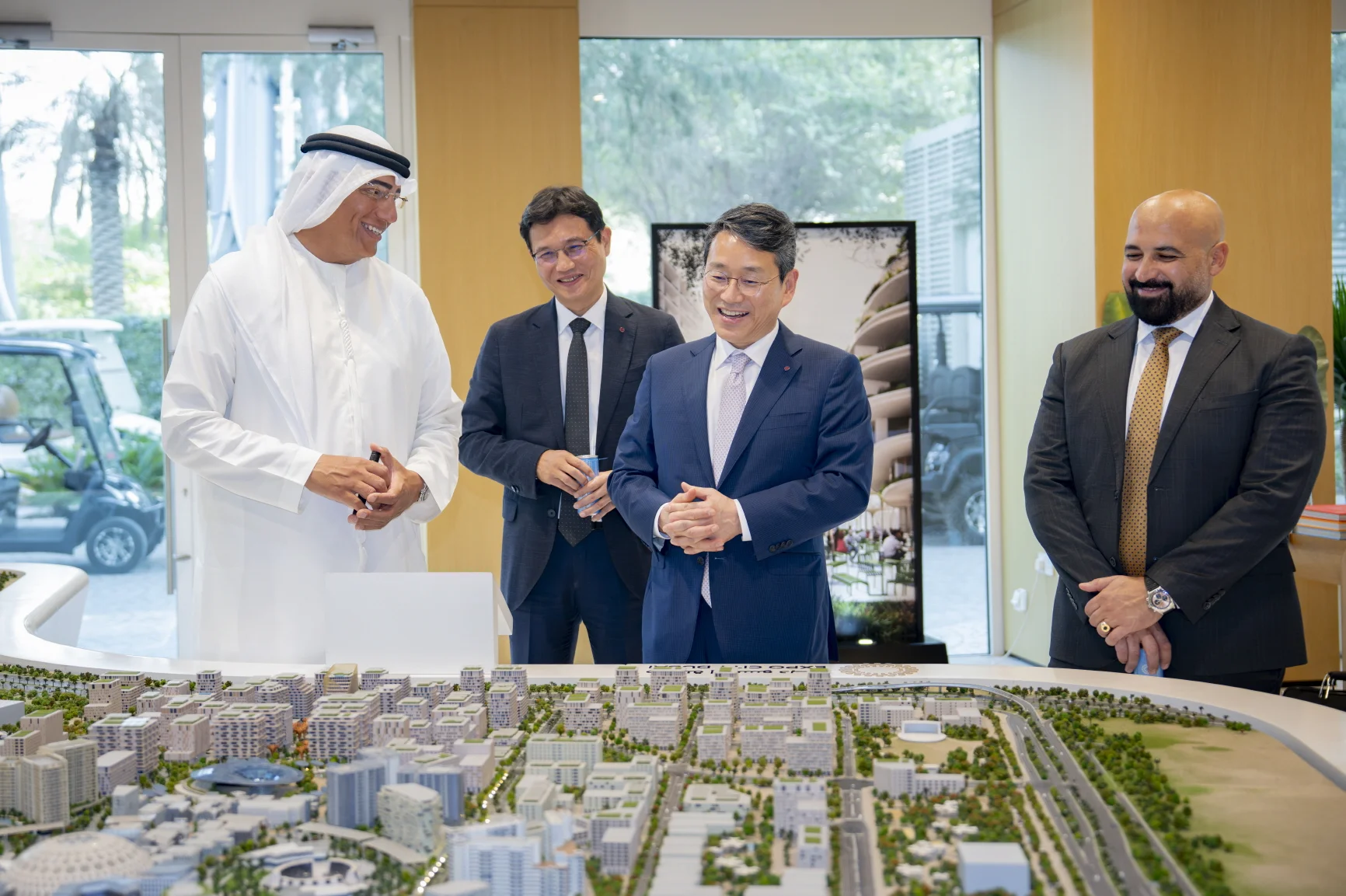 지난 19일 UAE 두바이에서 엑스포시티 두바이 아흐메드 알 카티브(Ahmed Al Khatib) 개발 및 공급 책임자(맨 왼쪽)와 LG전자 조주완 CEO(왼쪽 세번째)가 ‘스마트시티 건설을 위한 전략적 파트너십’을 맺고 조감도를 살펴보고 있다.