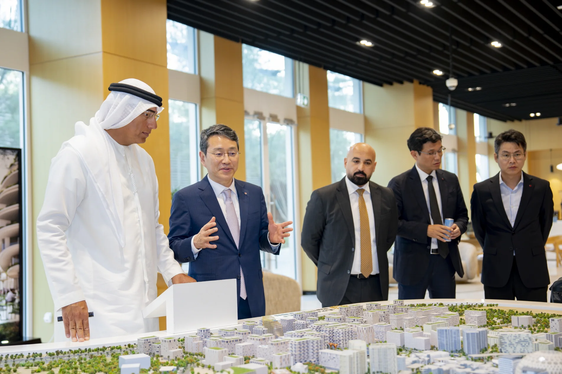지난 19일 UAE 두바이에서 엑스포시티 두바이 아흐메드 알 카티브(Ahmed Al Khatib) 개발 및 공급 책임자(맨 왼쪽)와 LG전자 조주완 CEO(왼쪽 두번째)가 ‘스마트시티 건설을 위한 전략적 파트너십’을 맺고 조감도를 살펴보고 있다.