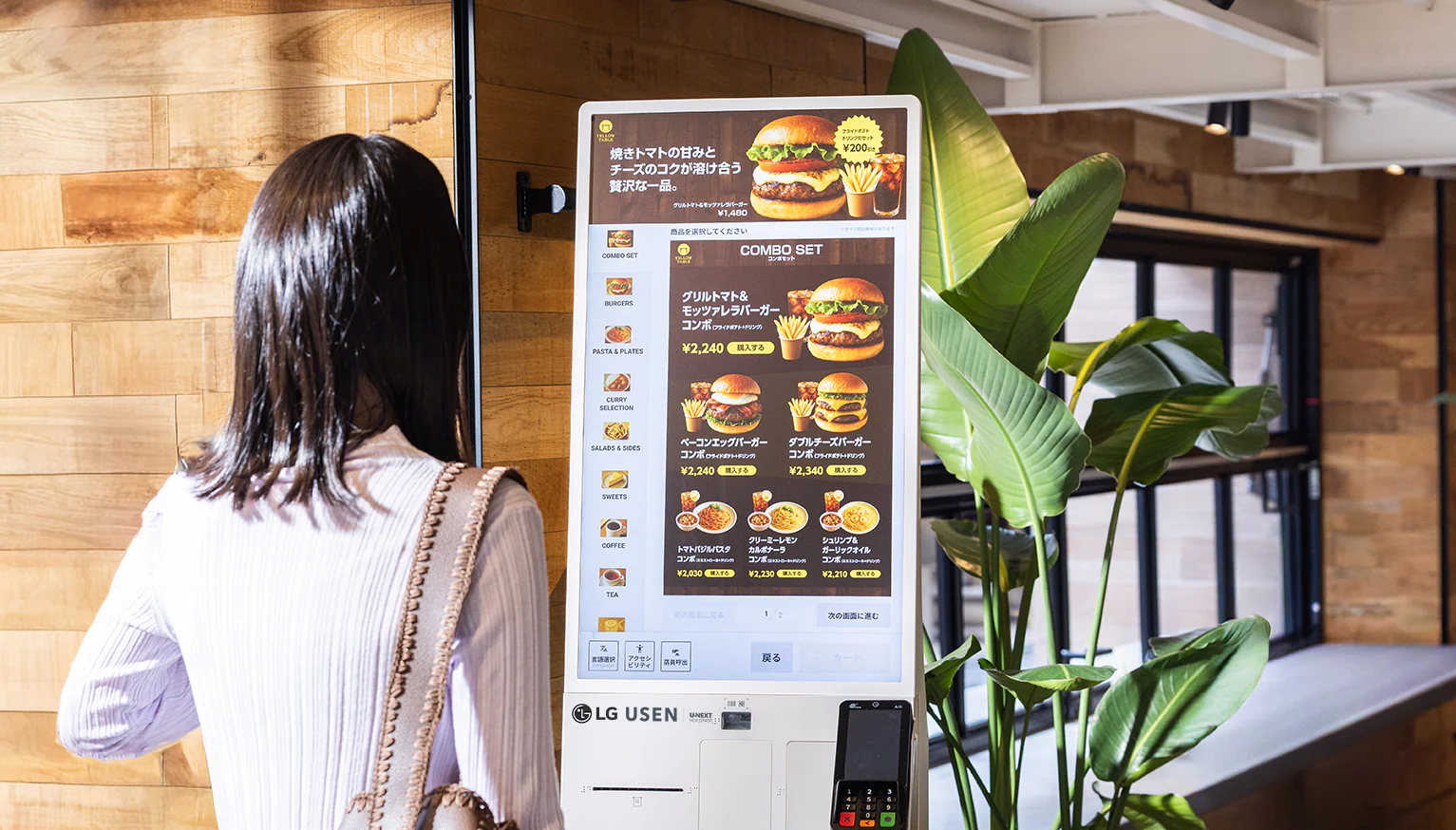 LG전자가 일본 IoT 기반 매장 솔루션 기업 유센(USEN)과 파트너십을 맺고, 이달부터 식당∙카페 등 현지 식음료 매장에 디지털 키오스크를 공급하며 글로벌 시장에서 디지털 키오스크 사업 확대에 박차를 가한다.