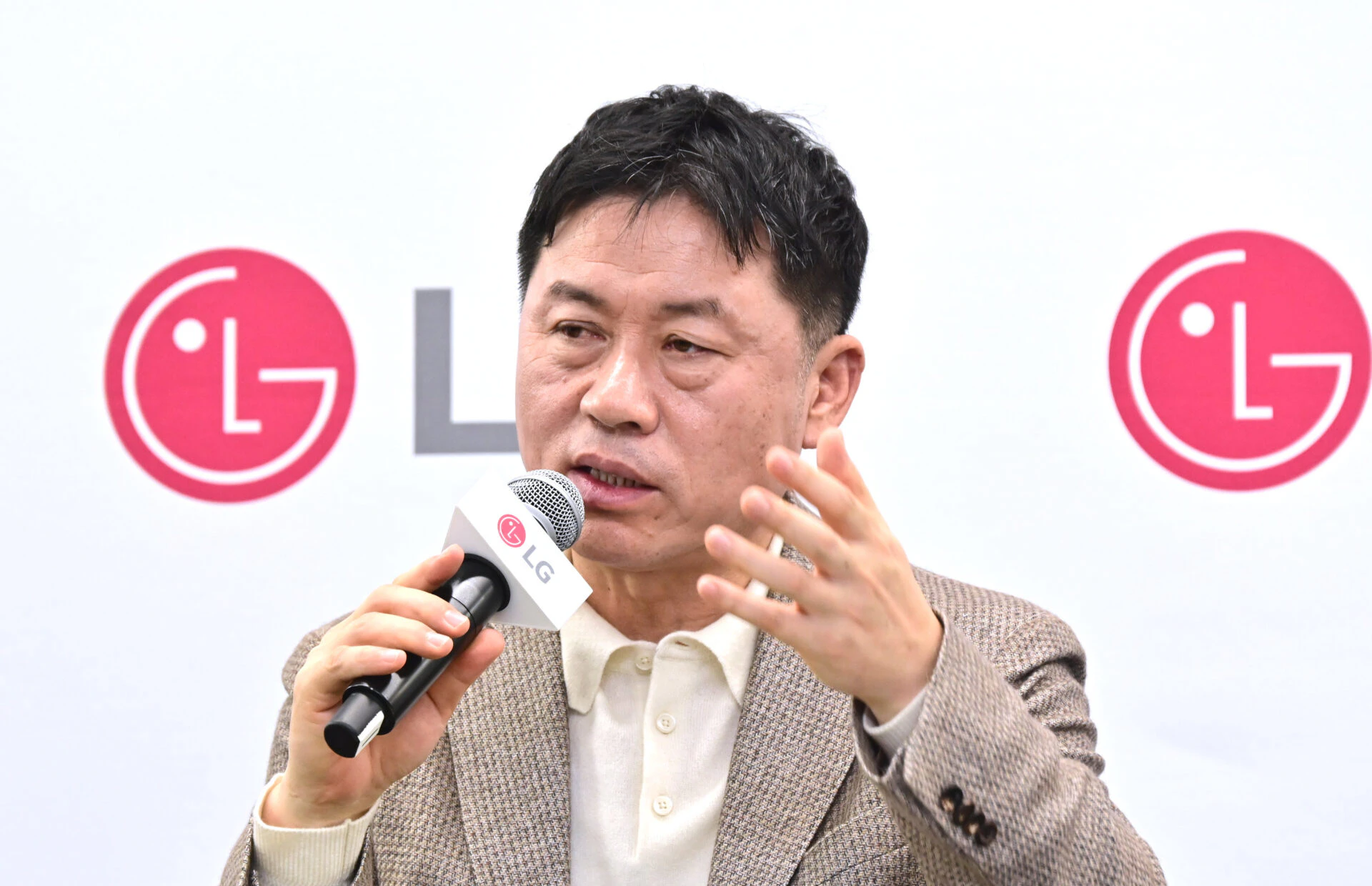 LG전자 류재철 CEO가 현지시간 7일 美 라스베이거스에서 열린 기자 간담회에서 사업 전략을 소개하고 있다. 