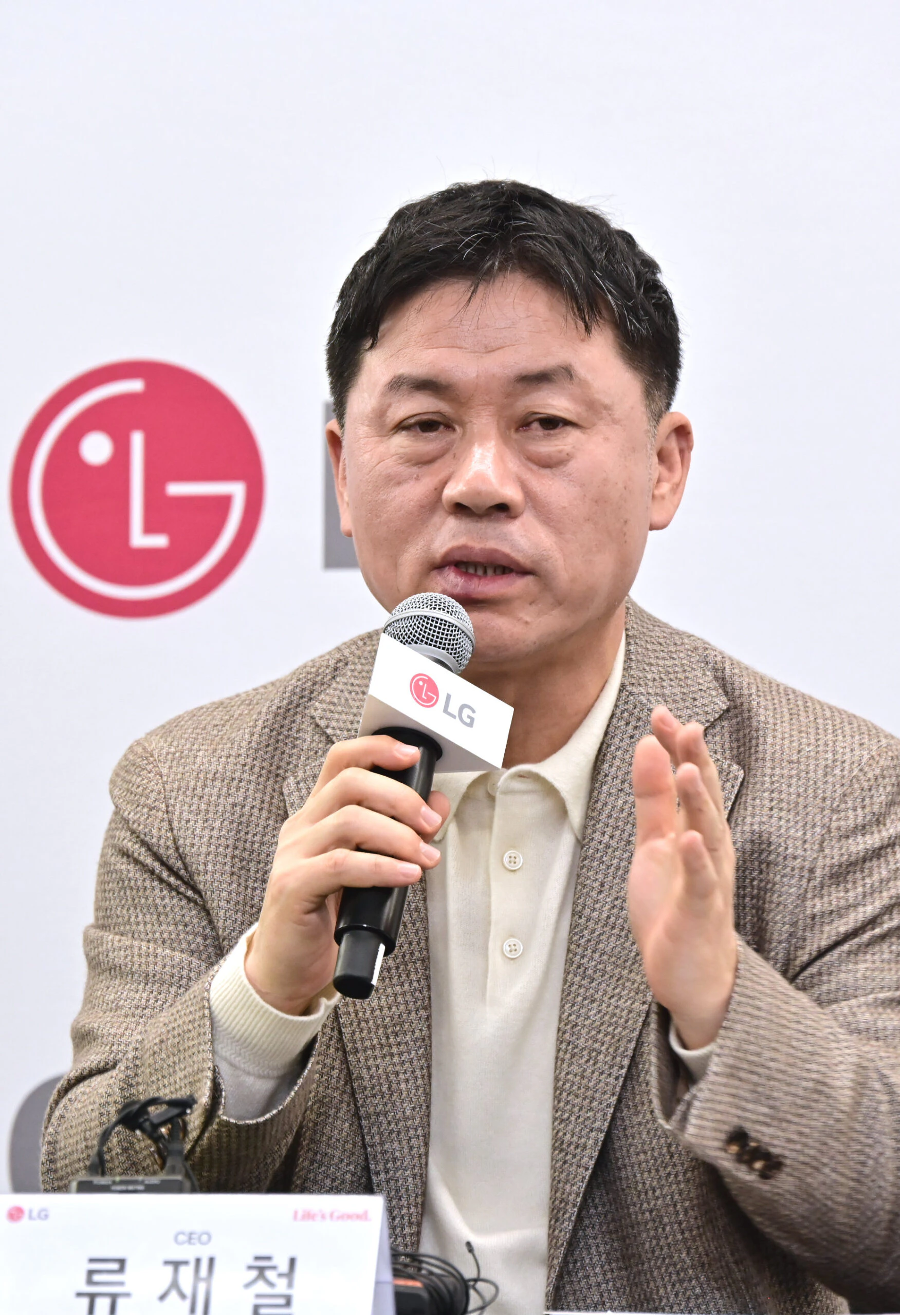 LG전자 류재철 CEO가 현지시간 7일 美 라스베이거스에서 열린 기자 간담회에서 사업 전략을 소개하고 있다. 