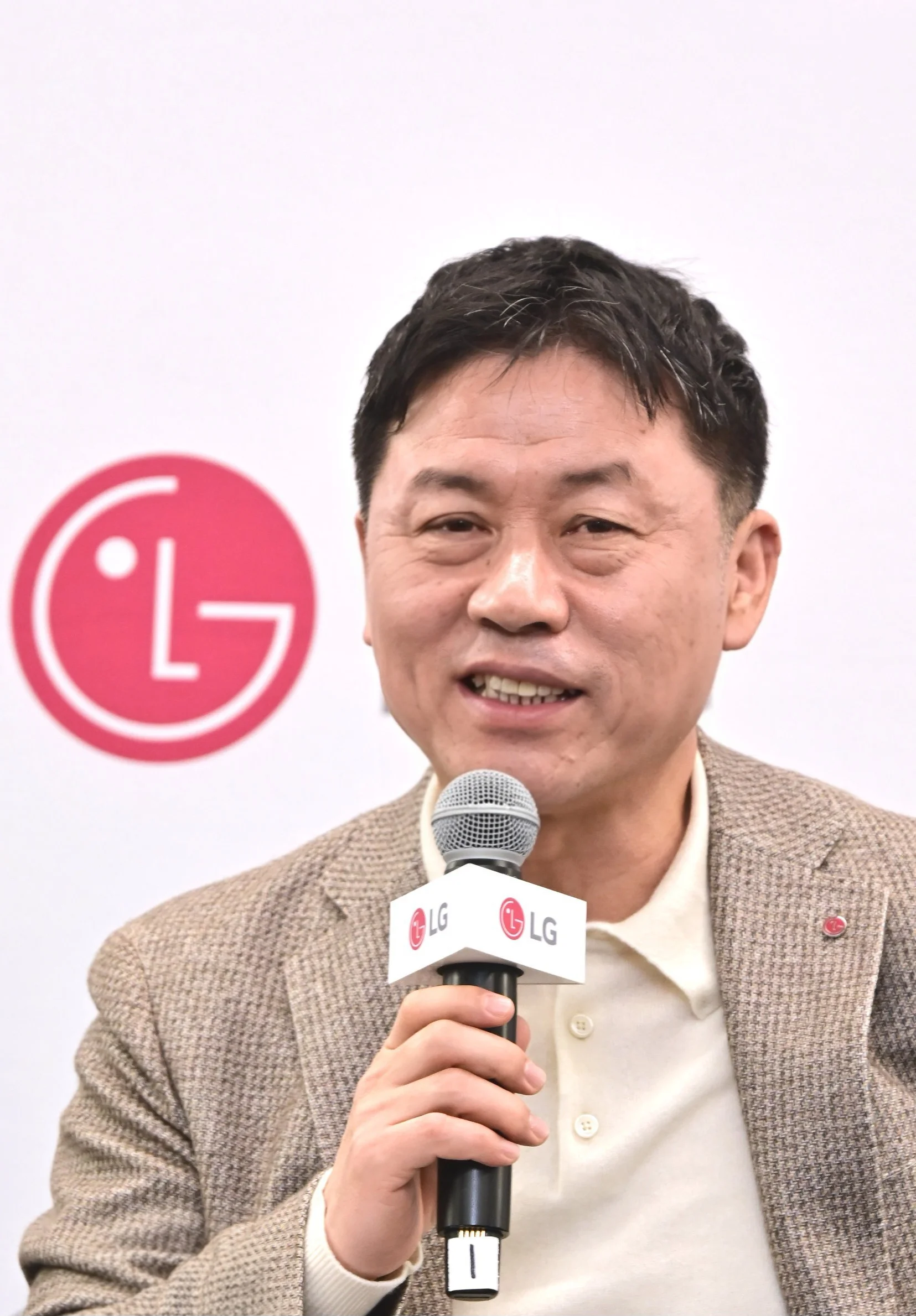 LG전자 류재철 CEO가 현지시간 7일 美 라스베이거스에서 열린 기자 간담회에서 사업 전략을 소개하고 있다. 