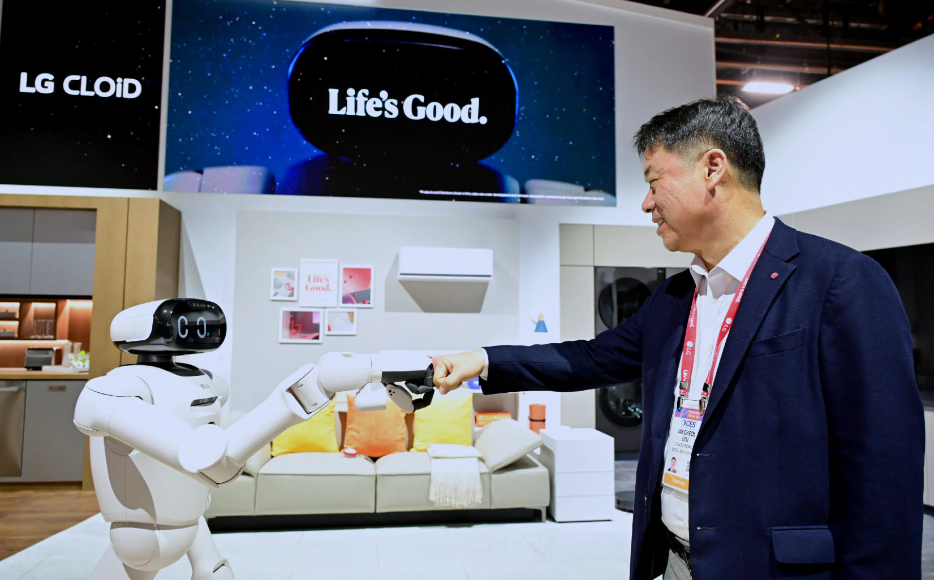 LG전자 류재철 CEO가 美 라스베이거스에서 열린 CES 2026에서 홈로봇 ‘LG 클로이드(LG CLOiD)’와 주먹인사를 하고 있다. 