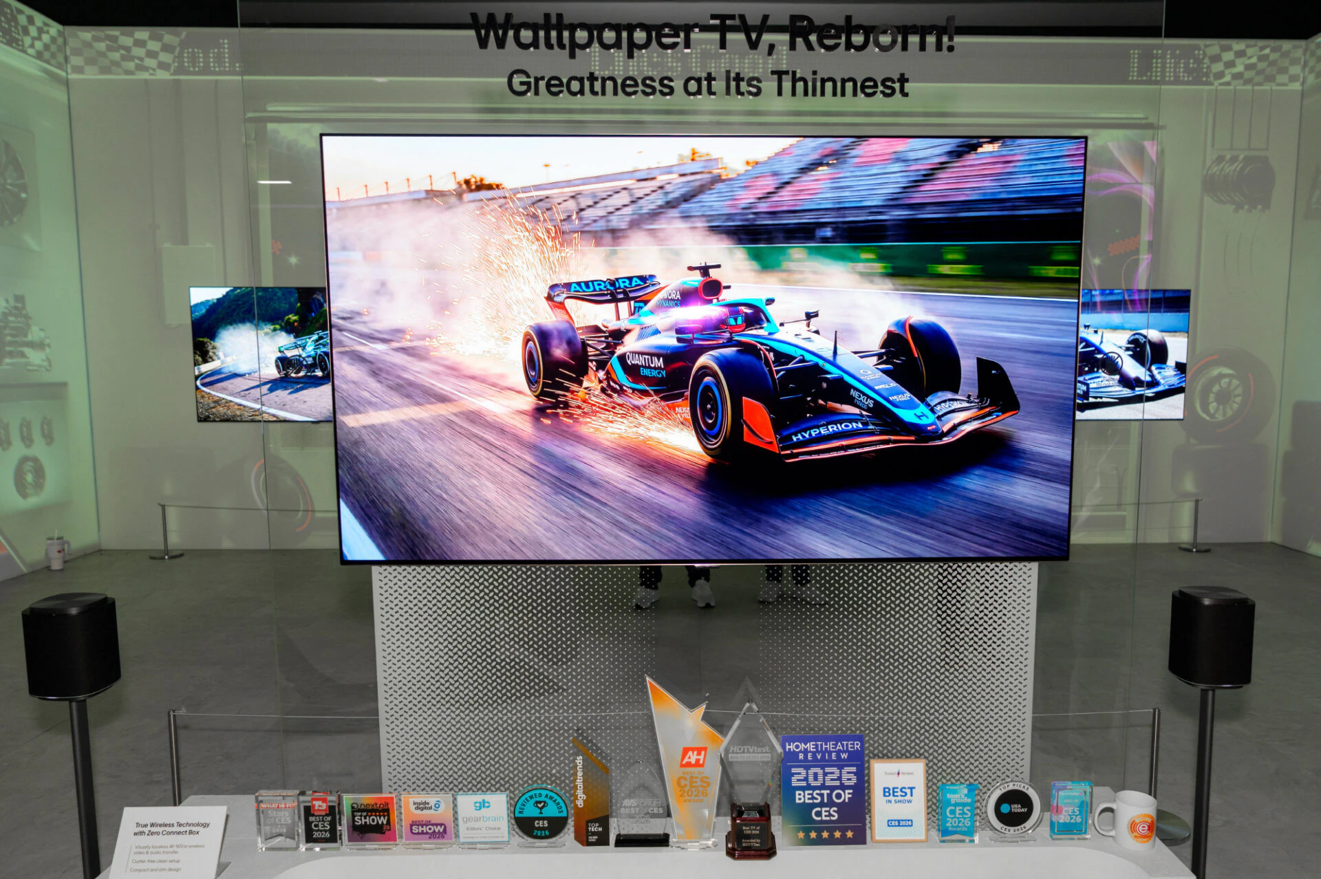 LG 올레드 에보 W6는 연필 한 자루에 불과한 9mm 대 두께의 디자인에, 세계 최초로 4K∙165Hz 주사율 영상과 오디오를 손실∙지연 없이 전송하는 차별화된 무선 전송 기술을 적용한 혁신 제품이다.
