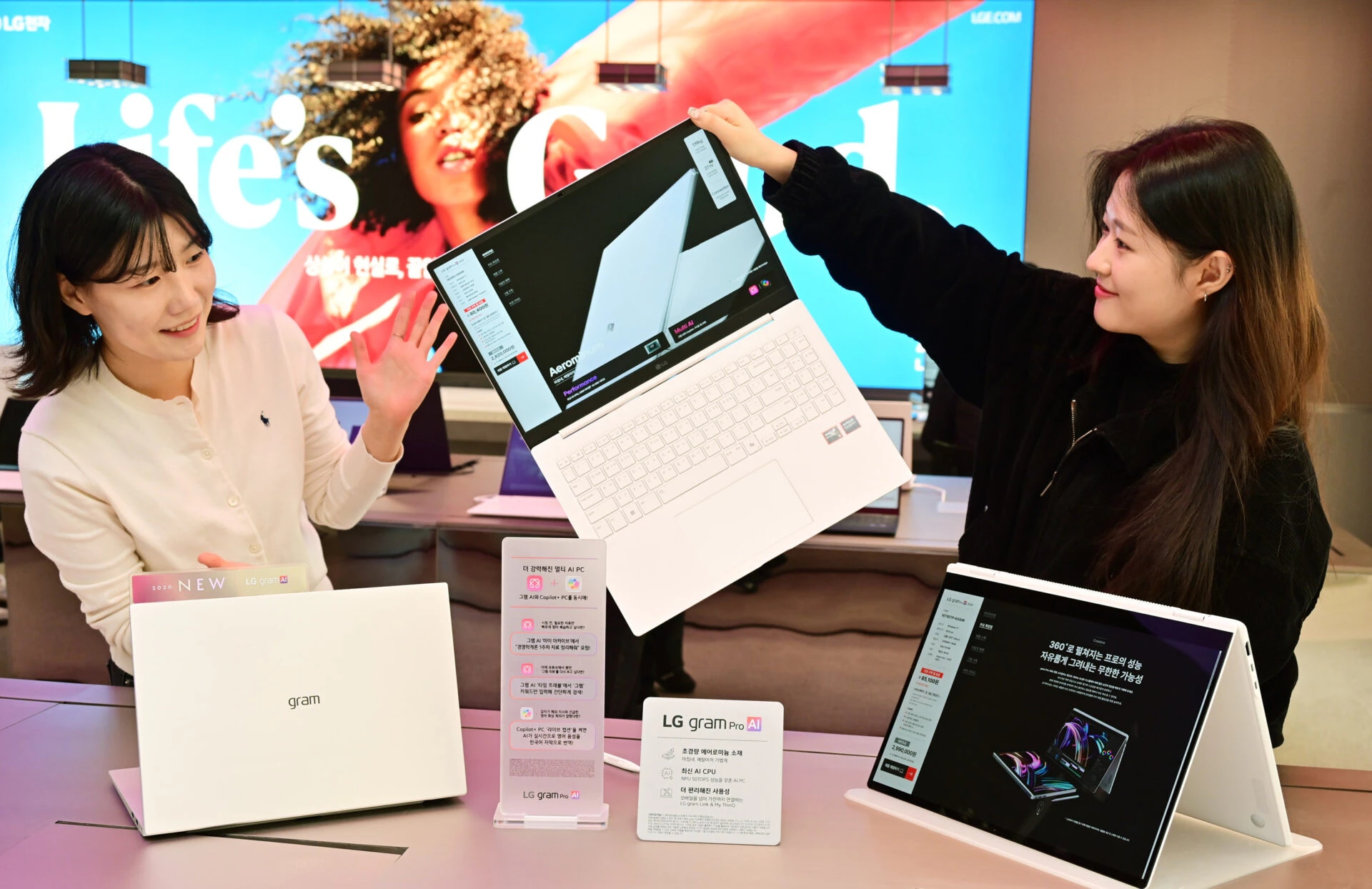 LG전자 플래그십 D5 매장 방문객들이 '2026년형 LG 그램'을 체험하고 있다.