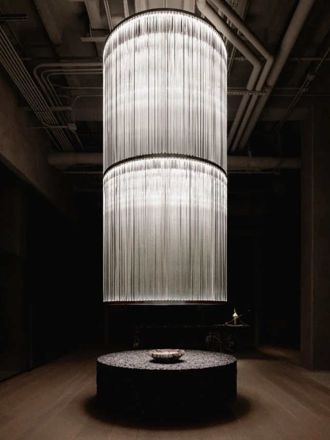 이탈리아 건축가 피에로 리소니(Piero Lissoni)가 디자인한 쇼룸의 상징적인 샹들리에