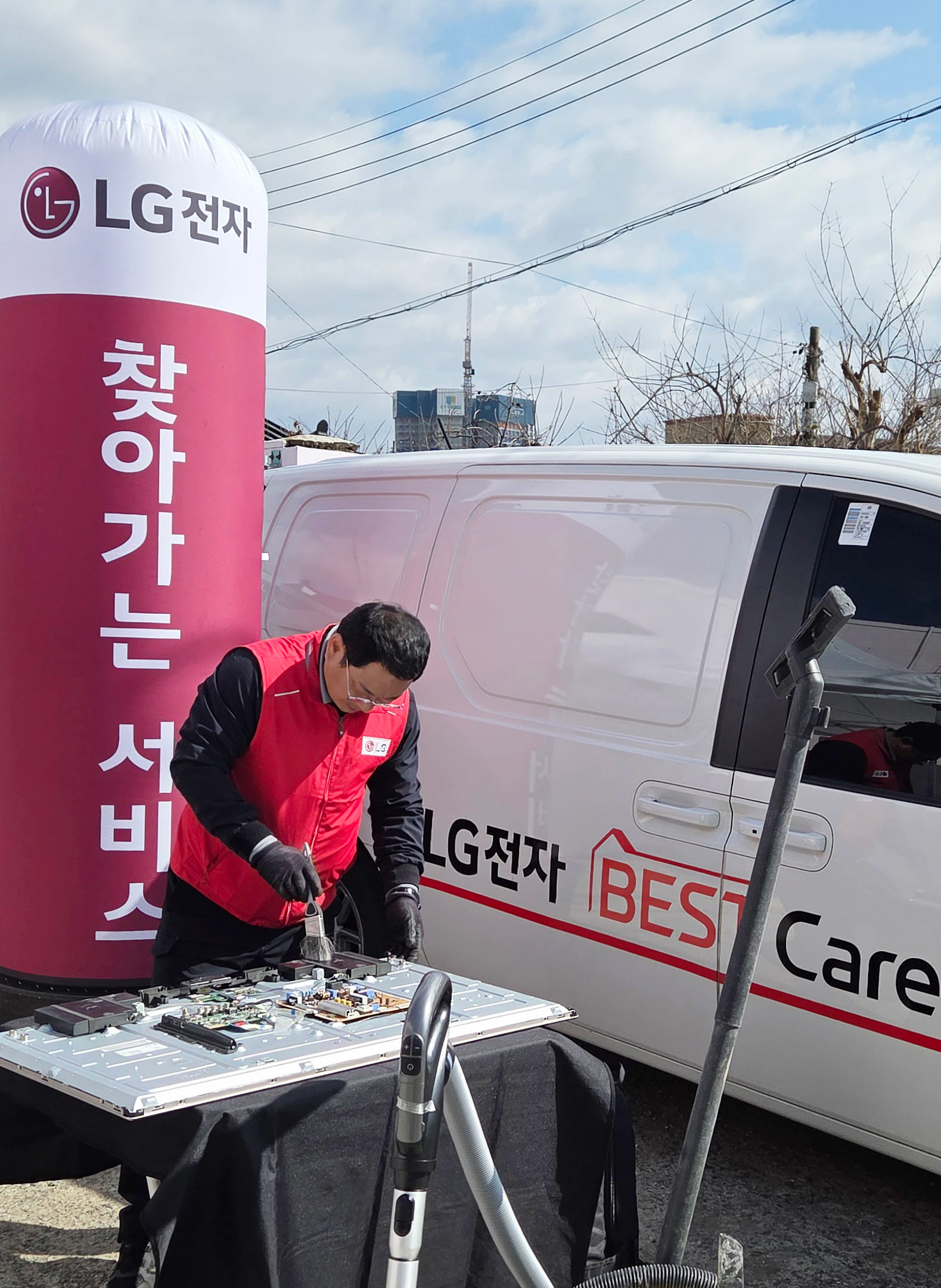 사진은 전문서비스매니저가 TV 제품 수리를 진행하고 있는 모습.