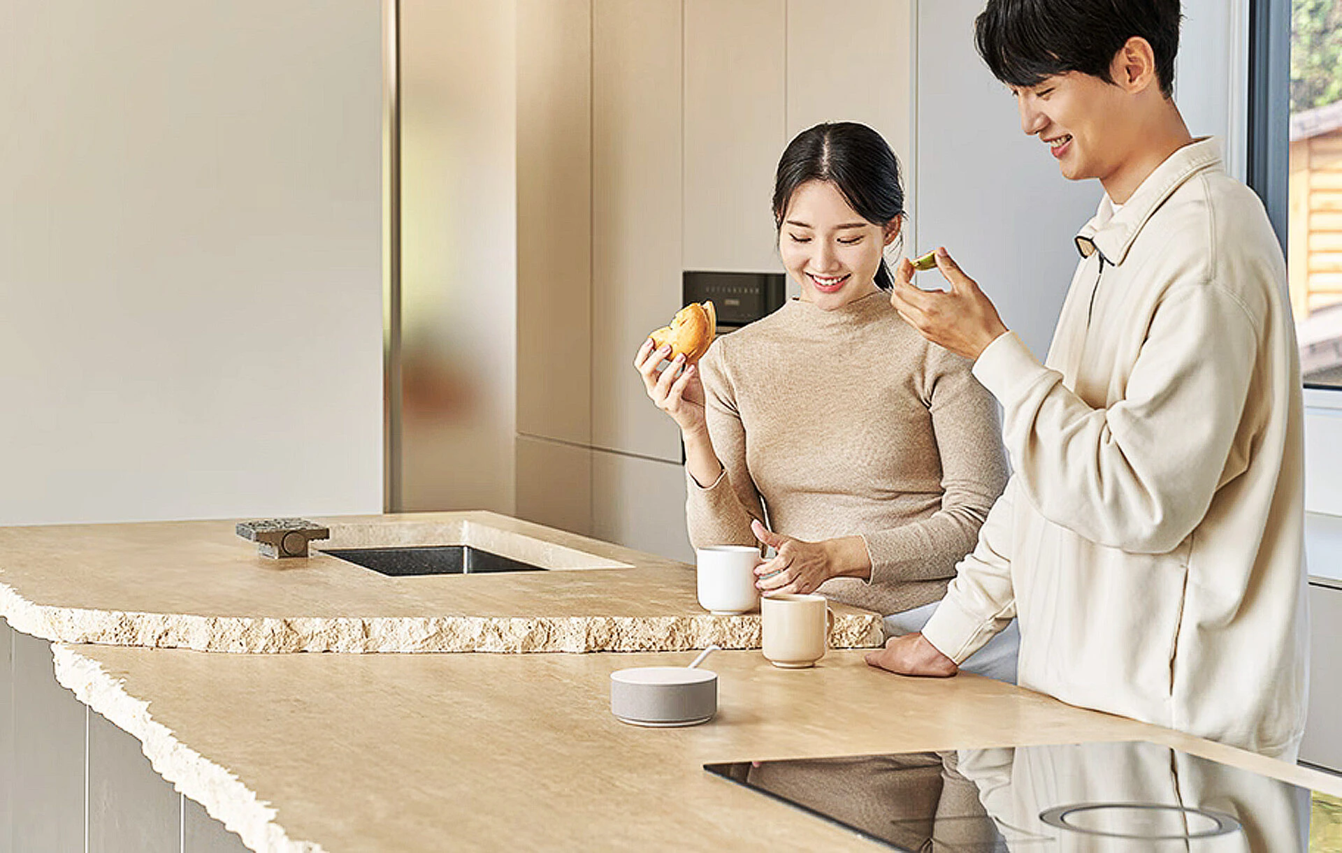 모델이 일상 언어로 대화하면 맥락과 공간을 이해해 연동된 가전과 IoT 기기를 제어하고 서비스까지 연결하는 'LG 씽큐 온'을 체험하는 모습.