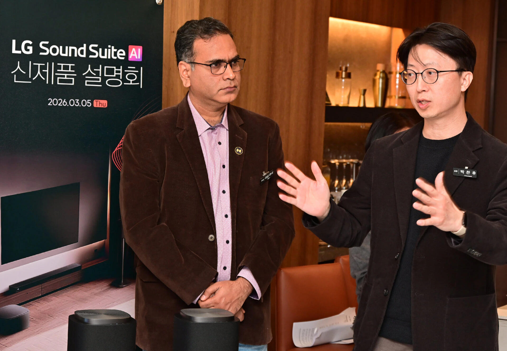(오른쪽부터) LG전자 박찬후 오디오개발실장, 돌비 아태지역 마케팅총괄 아심 마서 부사장이 5일 서울 중구 앰버서더 서울 풀만에서 열린 'LG 사운드 스위트' 설명회에 참석해 질문에 답변을 하고 있다.