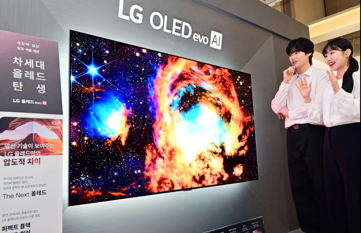 LG전자가 역대 가장 밝고 정확한 컬러, 초저반사를 구현한 압도적 화질이 특징인 2026년형 LG 올레드 에보를 선보였다. 모델들이 빛 반사를 획기적으로 줄여 최신 올레드 TV의 화질을 있는 그대로 즐길 수 있는 신제품을 체험하고 있다.