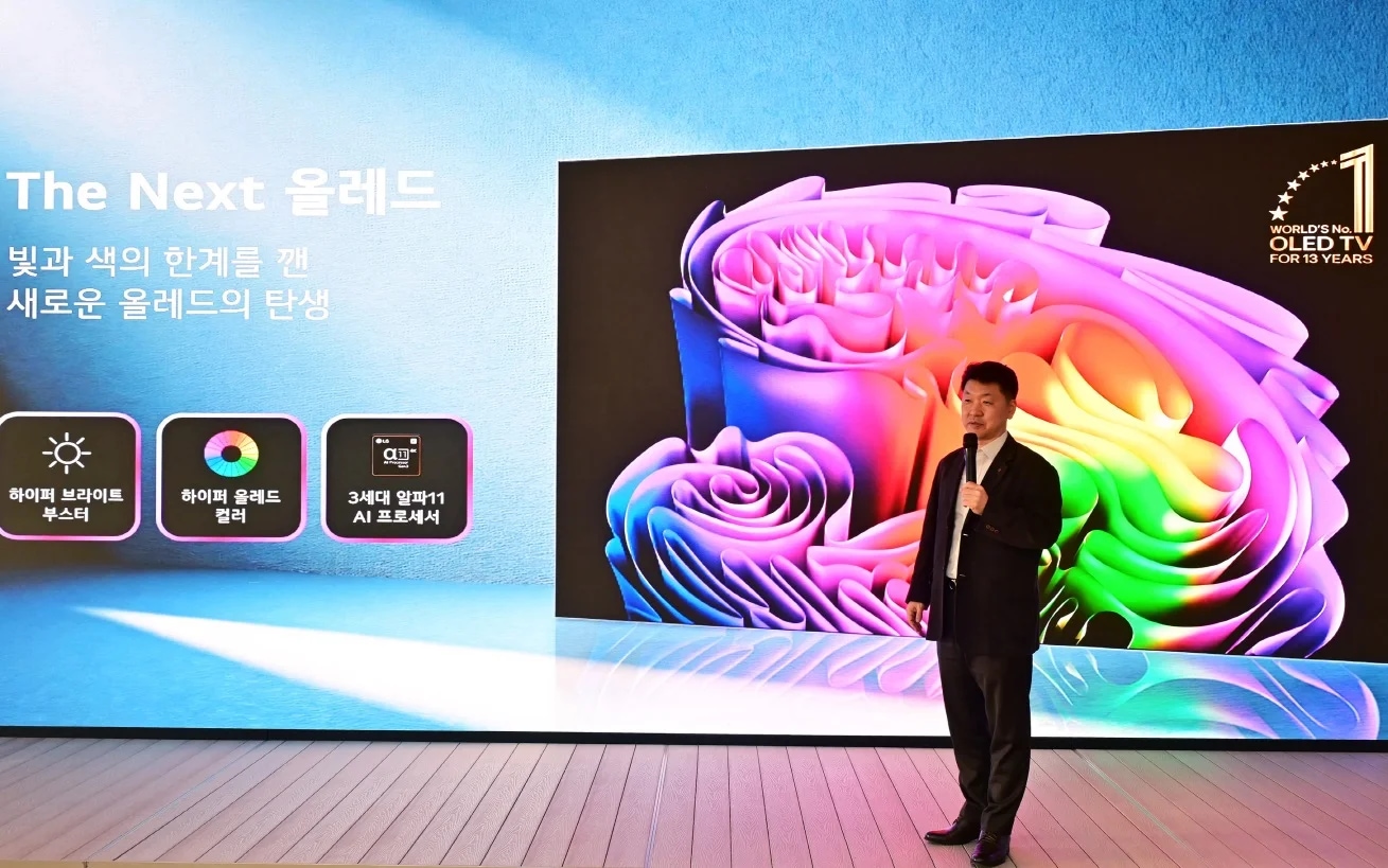 LG전자가 역대 가장 밝고 정확한 컬러, 초저반사를 구현한 압도적 화질이 특징인 2026년형 LG 올레드 에보를 선보였다. LG전자 MS사업본부 디스플레이 CX담당 백선필 상무가 지난 25일 서울 영등포구 그라운드220에서 진행된 2026년 LG TV 신제품 설명회에서 신제품의 특장점에 대해 설명하고 있다.