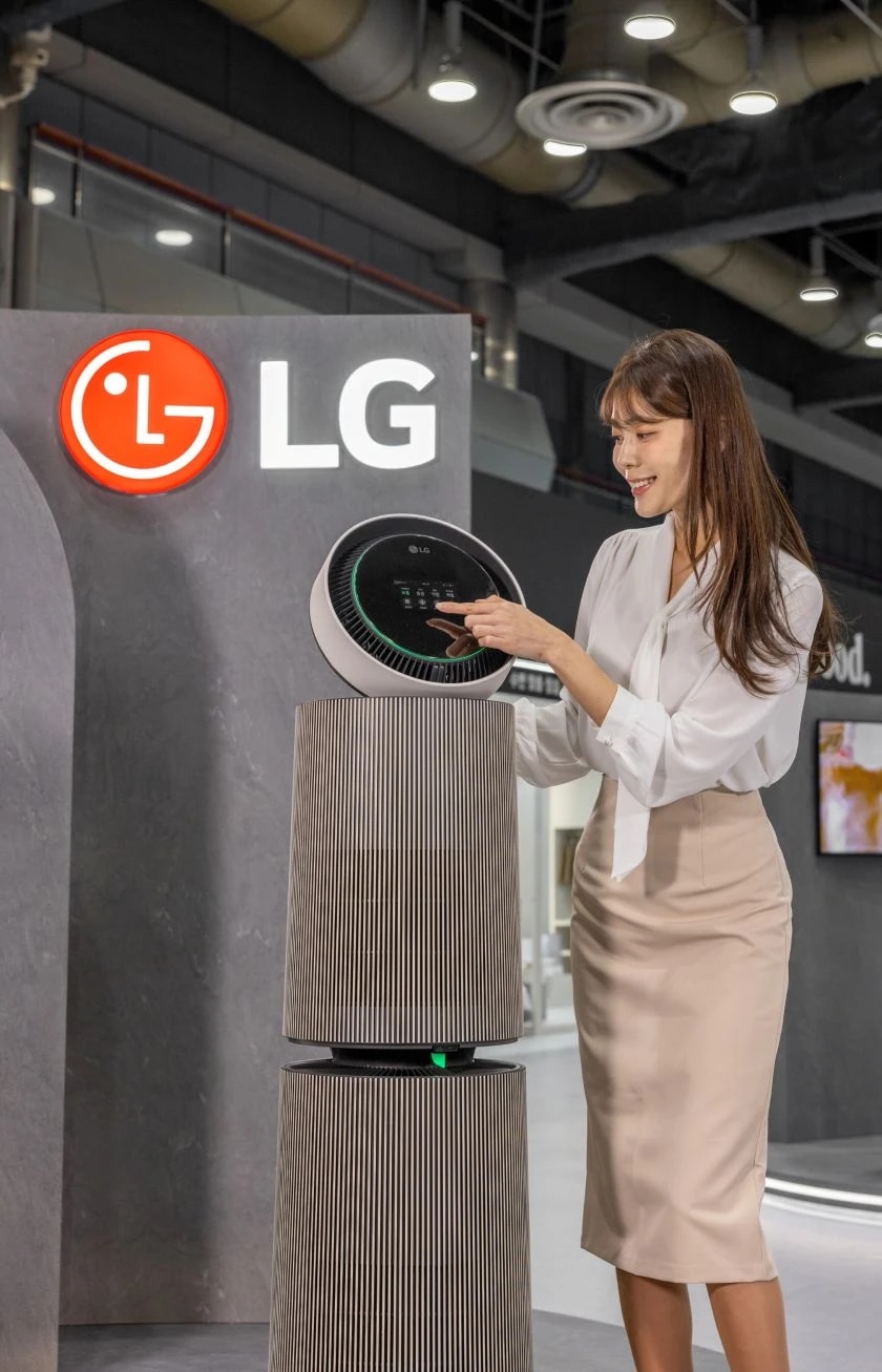 LG전자가 8일 개막한 '에어페어 2026'에서 노벨화학상 소재 적용 필터와 공간 맞춤형 공기질 관리 솔루션 등 혁신 에어케어 기술을 선보인다. 사진은 노벨화학상 소재 금속유기골격체(MOF)를 적용한 필터가 기본 적용되는 'LG 퓨리케어 AI 오브제컬렉션 360° 공기청정기 M7'을 모델이 살펴보는 모습.
