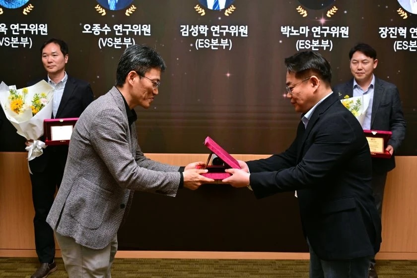 LG전자가 미래준비 경쟁력 확보를 주도할 인재를 연구위원과 전문위원으로 발탁했다. 서초 R&D캠퍼스에서 열린 임명식에서 LG전자 CTO 김병훈 부사장(좌측)이 ES사업본부 박노마 연구위원에게 임명패를 전달하고 있다.