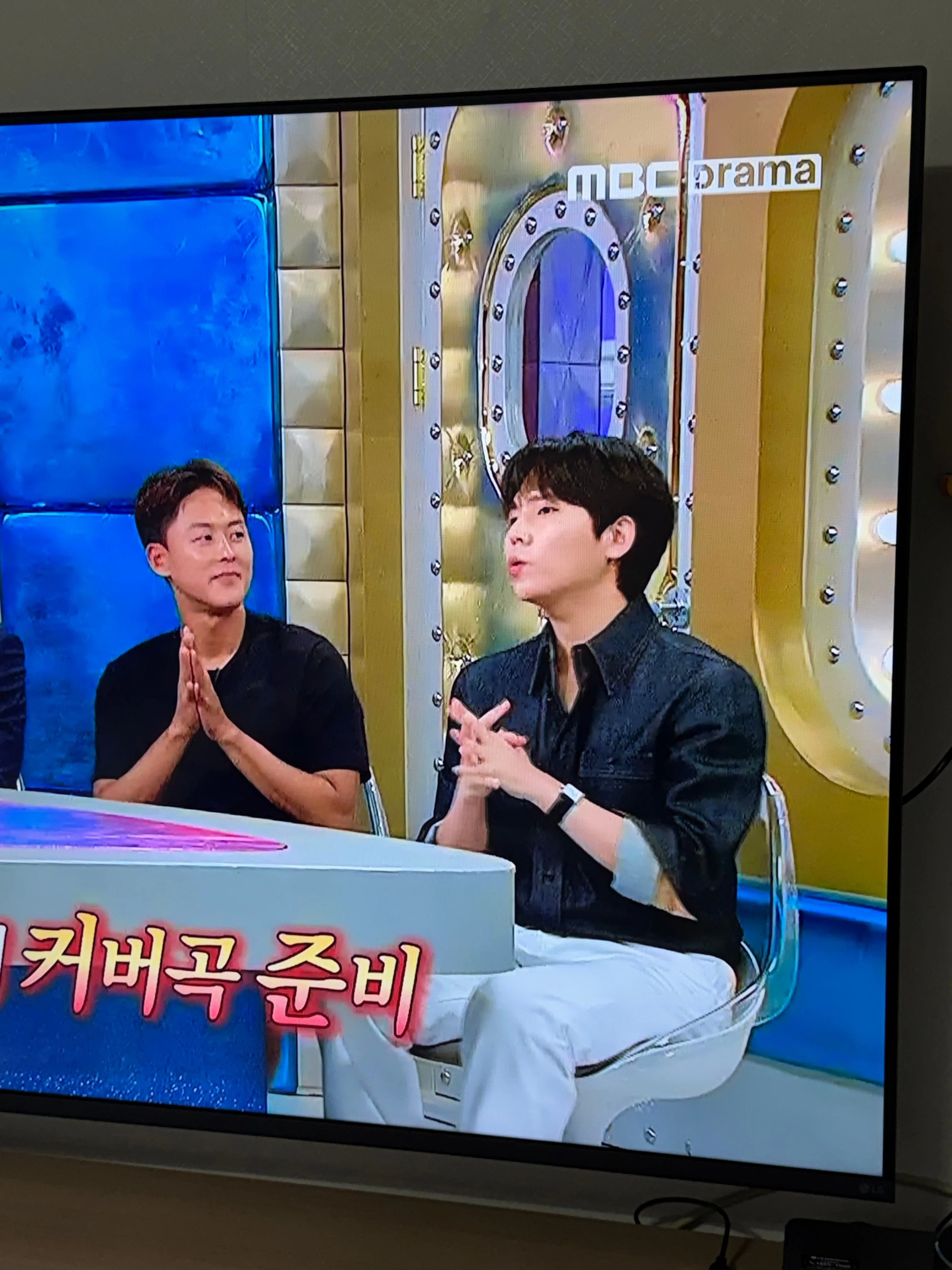 진짜 얇고 선명하고 넘넘 좋음 !!
방에...