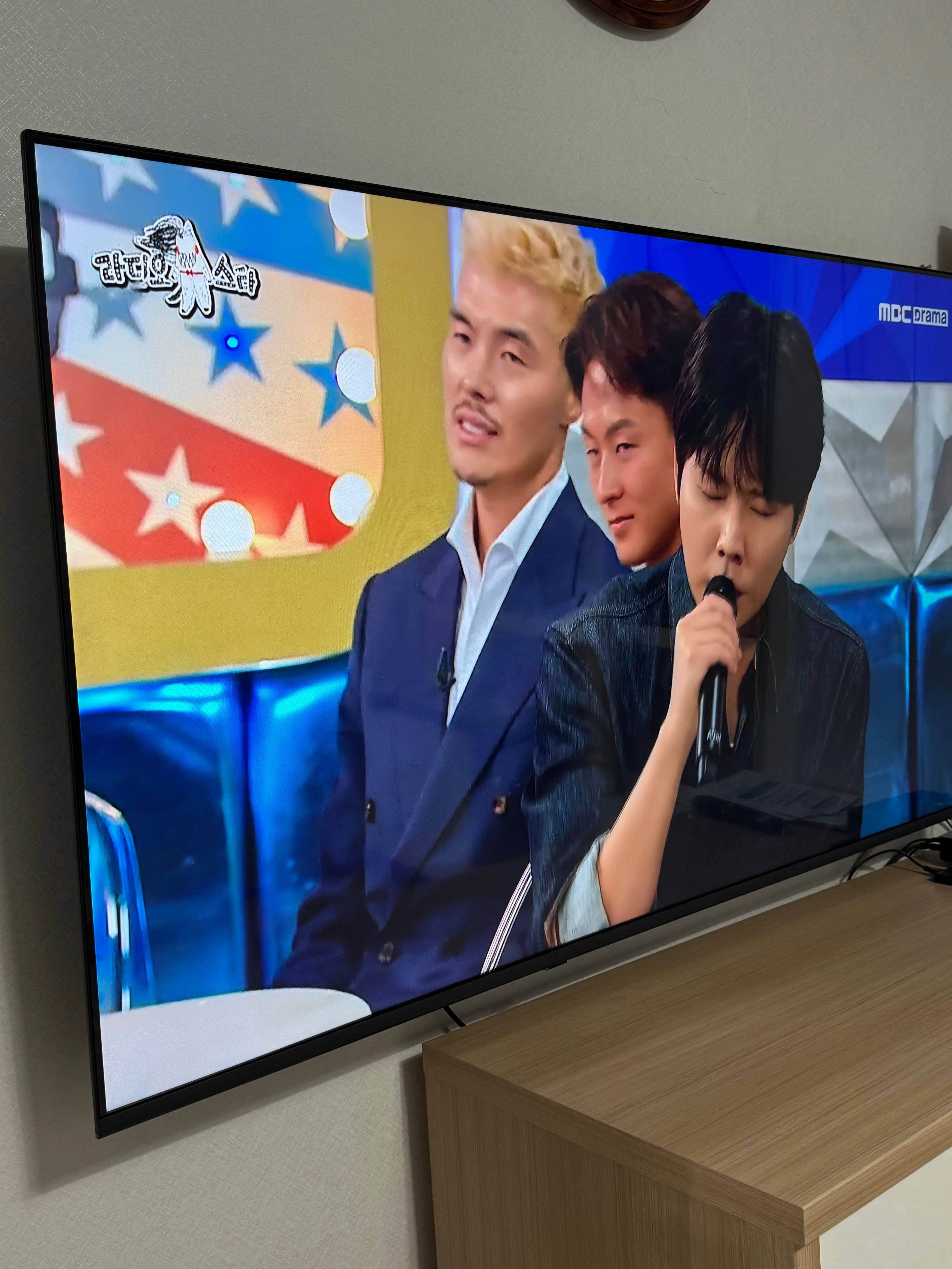 진짜 얇고 선명하고 넘넘 좋음 !!
방에...